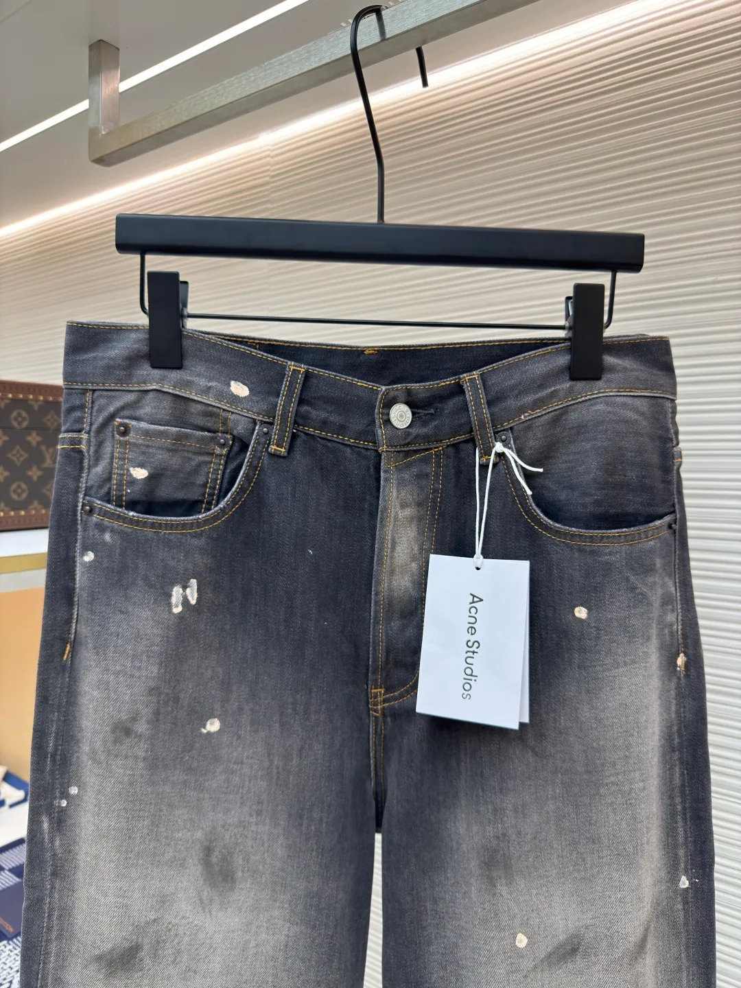 Acne Studios washed ink-splashed straight jeans ●Authentic product: Purchased and developed by 2859 ●Item number: 1680279-A75 ●Fabric: denim fabric ●Technology: Painting process ●Weight: about 780 grams ●Version: Fitted version ●Size: 30-31-32-33-34 ●Description: Made of denim fabric imported from Japan, which is characterized by high density and thick yarn, so it has strong wear resistance and tensile strength It also has softness. With the passage of time and frequent wearing, denim fabric will gradually become softer. After special dyeing and finishing processes to fit the body, denim fabric also has good color fastness and washability. It can withstand multiple washings without fading easily. The hand-painted ink splash design takes up to 30 minutes to paint a finished product. The daily output is limited. The work process is very cumbersome. After painting, it is washed and aged. It is an important process to give the denim fabric a retro and aged effect, showing a natural Uneven fading effect. Customized genuine leather label. Pink thread is used for marking the back pocket in details. The overall wiring is straight and delicate. The fabric is comfortable and soft. The color is consistent and no color difference. It can be matched with the same style to create a fashionable look and control various occasions. Customized accessories. Complete three labels. Same style for men and women!